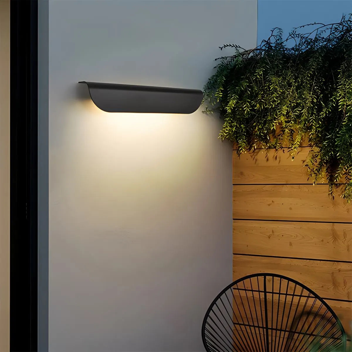 Antizer Curled Leaf Outdoor Wall Light